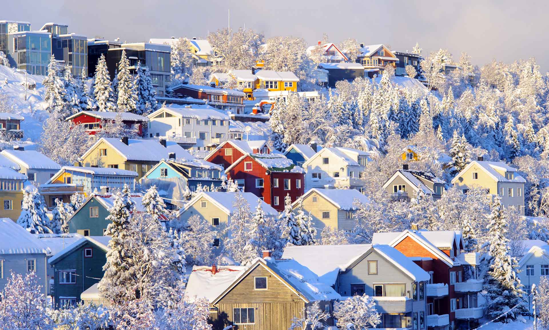 BIlde av boligomr&aring;de p&aring; Troms&oslash;ya vinterstid.