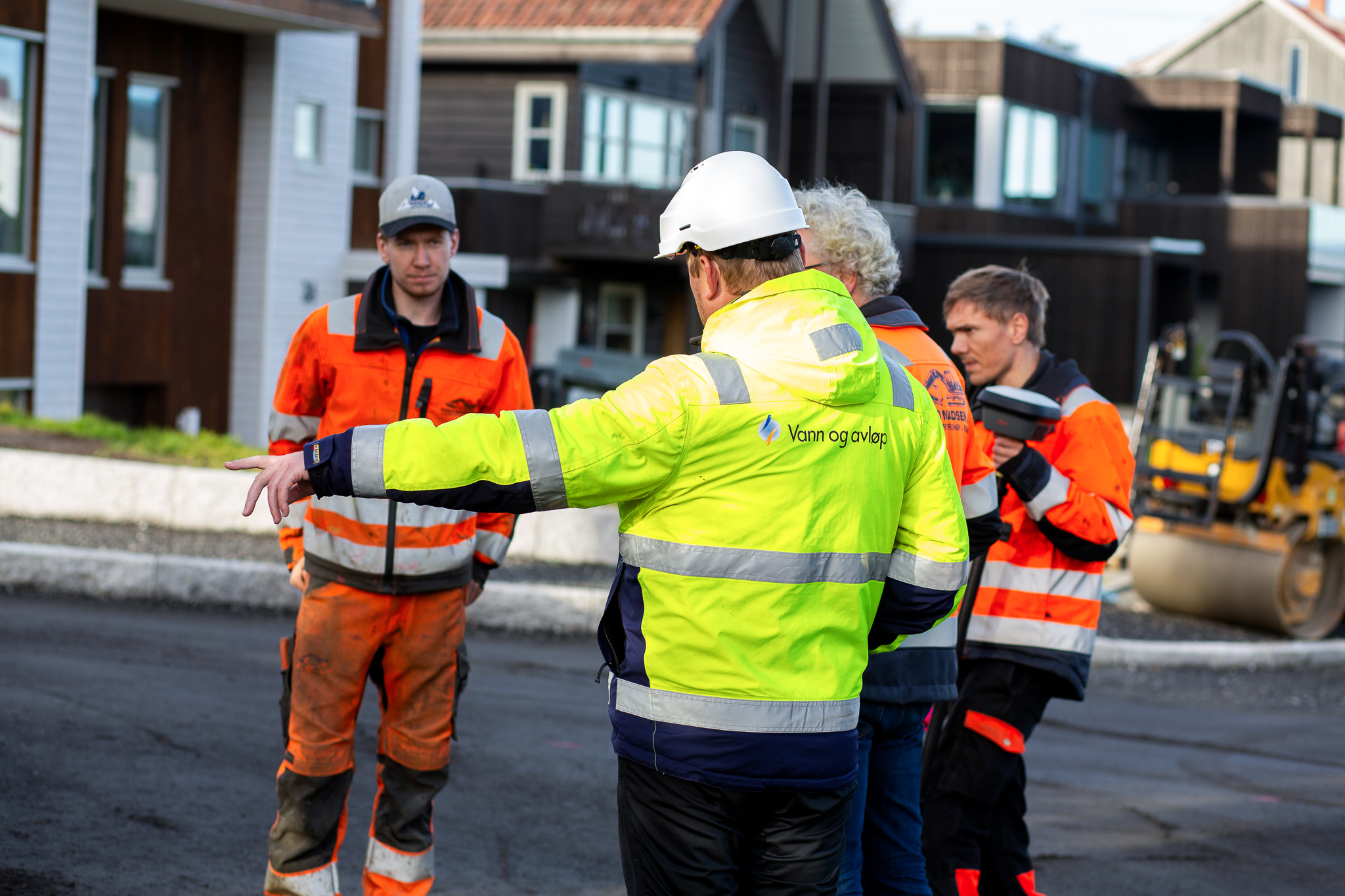 Prosjektleder p&aring; befaring p&aring; anlegget i R&oslash;stbakken