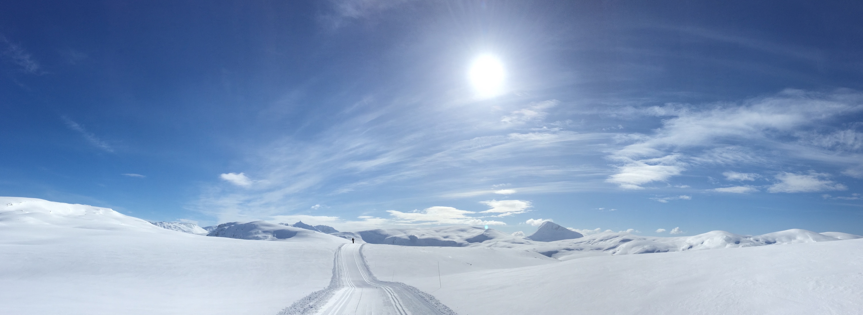Skil&oslash;per p&aring; fjellet i str&aring;lende sol