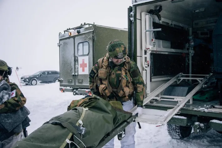 Norsk sanitetssoldat &oslash;ver p&aring; &aring; frakte skadd medsoldat p&aring; b&aring;re
