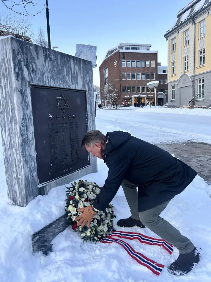Ordf&oslash;rer Gunnar Wilhelmsen legger ned krans i Amundsenparken under Holocaustdagen 27. januar 2026.
