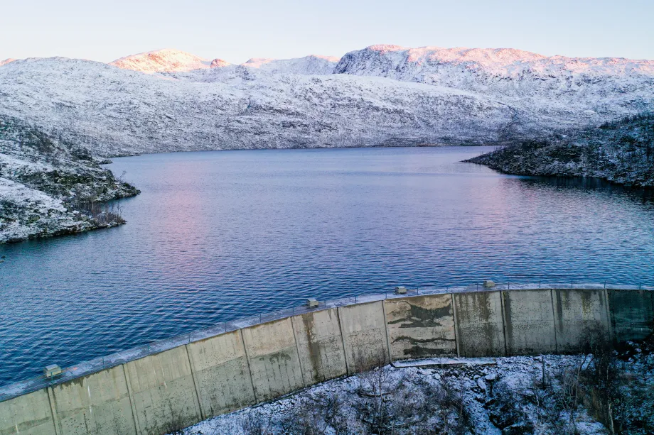 Viser dammen p&aring; Damvatnet i Simavika p&aring; Ringvass&oslash;ya.