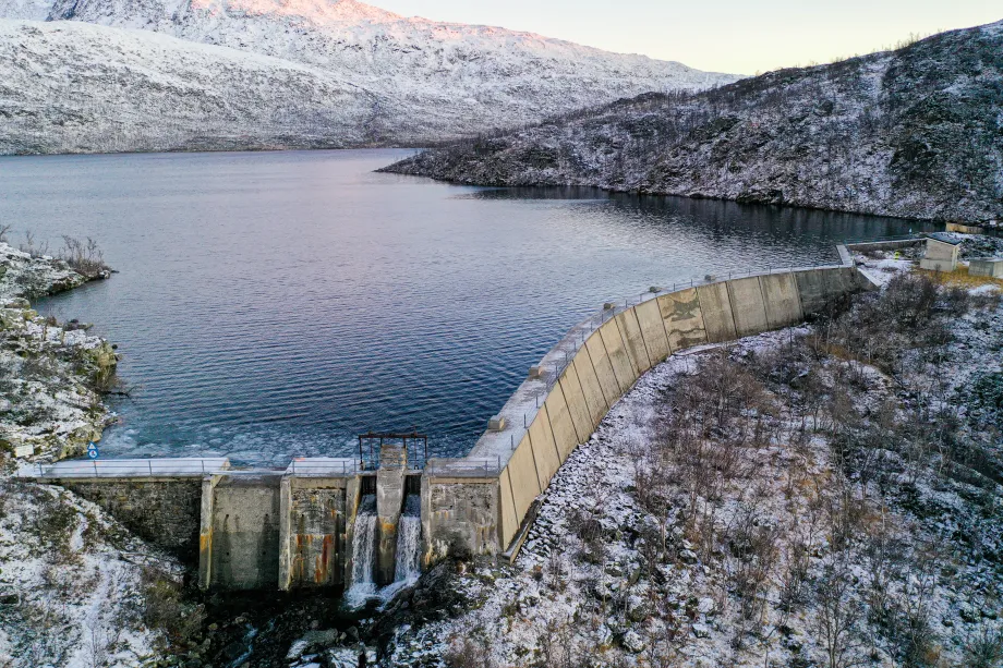 Viser dammen p&aring; Damvatnet i Simavika p&aring; Ringvass&oslash;ya.