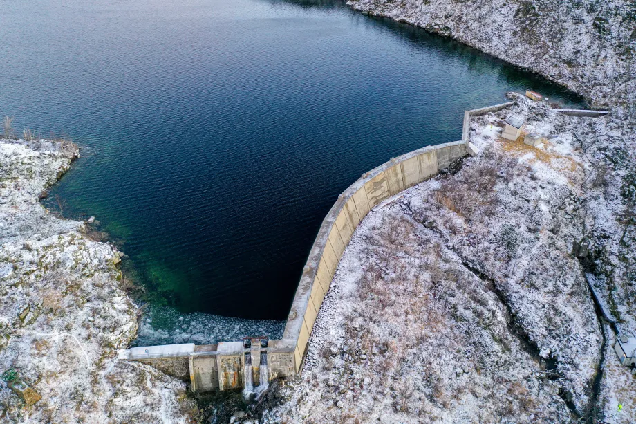 Viser dammen p&aring; Damvatnet i Simavika p&aring; Ringvass&oslash;ya.