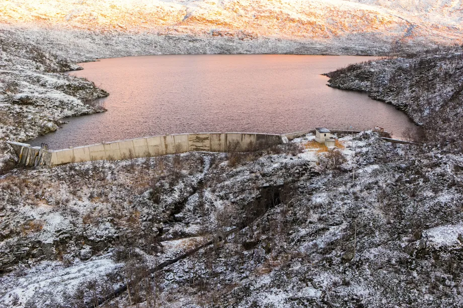 Viser dammen p&aring; Damvatnet i Simavika p&aring; Ringvass&oslash;ya.