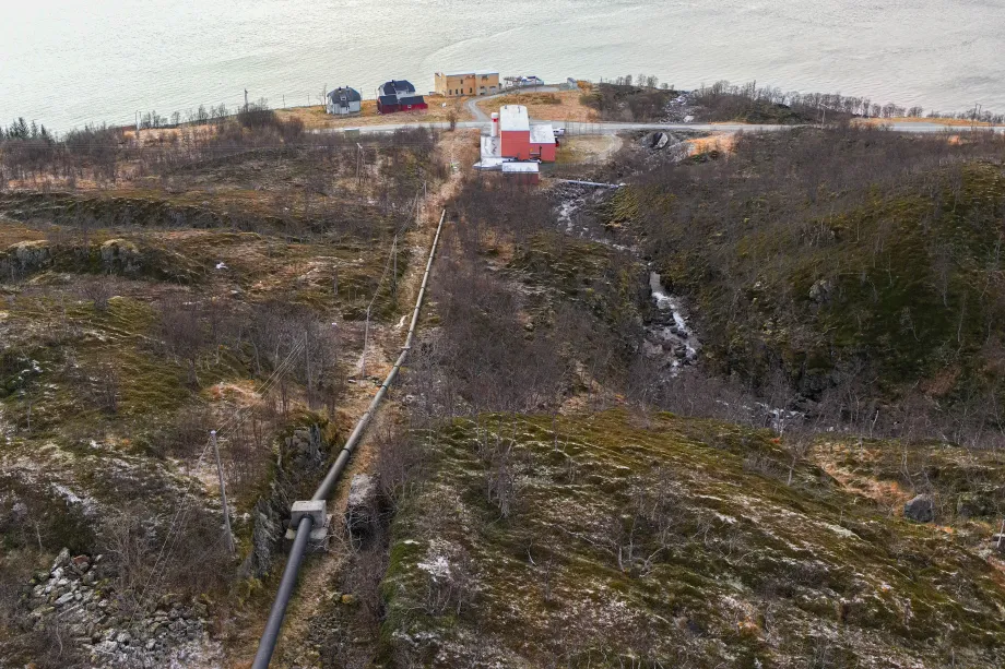 Viser dammen p&aring; Damvatnet i Simavika p&aring; Ringvass&oslash;ya.
