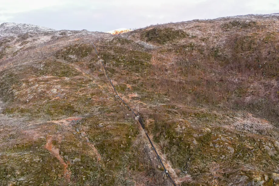 Viser ledninger som g&aring;r ned fra Damvatnet p&aring; Ringvass&oslash;ya til minikraftverket i havkanten.