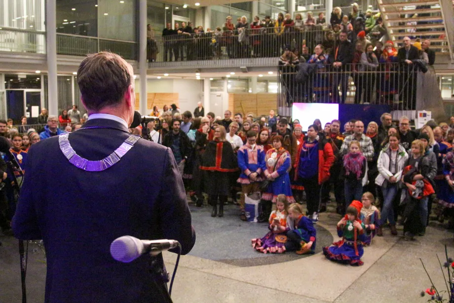 Ordf&oslash;rer Gunnar Wilhelmsen st&aring;r p&aring; scenen inne p&aring; Troms&oslash; r&aring;dhus og taler til koftekledde samer i anledning samenes nasjonaldag 6. februar 2020.