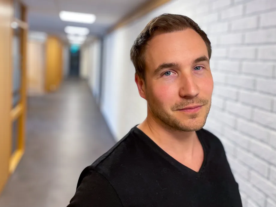 Portrettbilde i kontorlandskap av Markus Markussen, planlegger i seksjon for vann og avl&oslash;p.