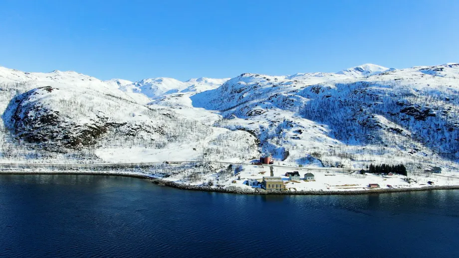 Dronebilde av fjellomr&aring;de hvor Troms&oslash; f&aring;r sitt drikkevann fra.