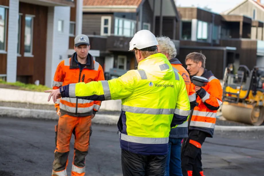 Arbeidere legger asfalt i R&oslash;stbakken.
