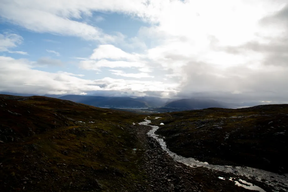Viser utsikt mot Tromsøya og fastlandet sett fra Kvaløya.