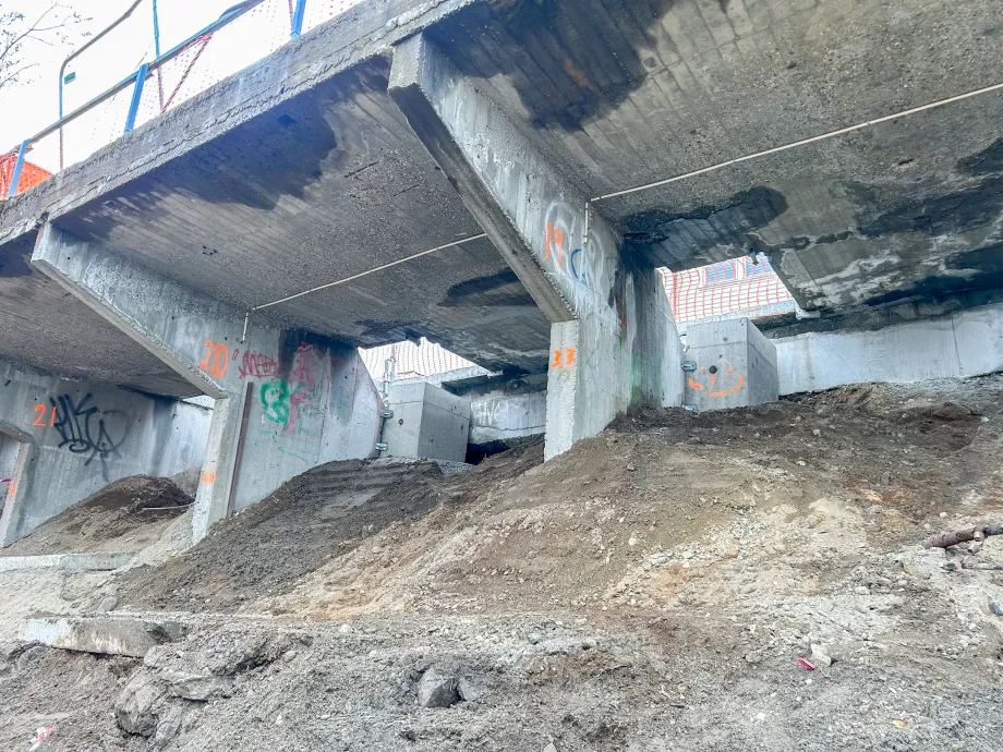 Viser Gyllenborgbrua fra skolegården