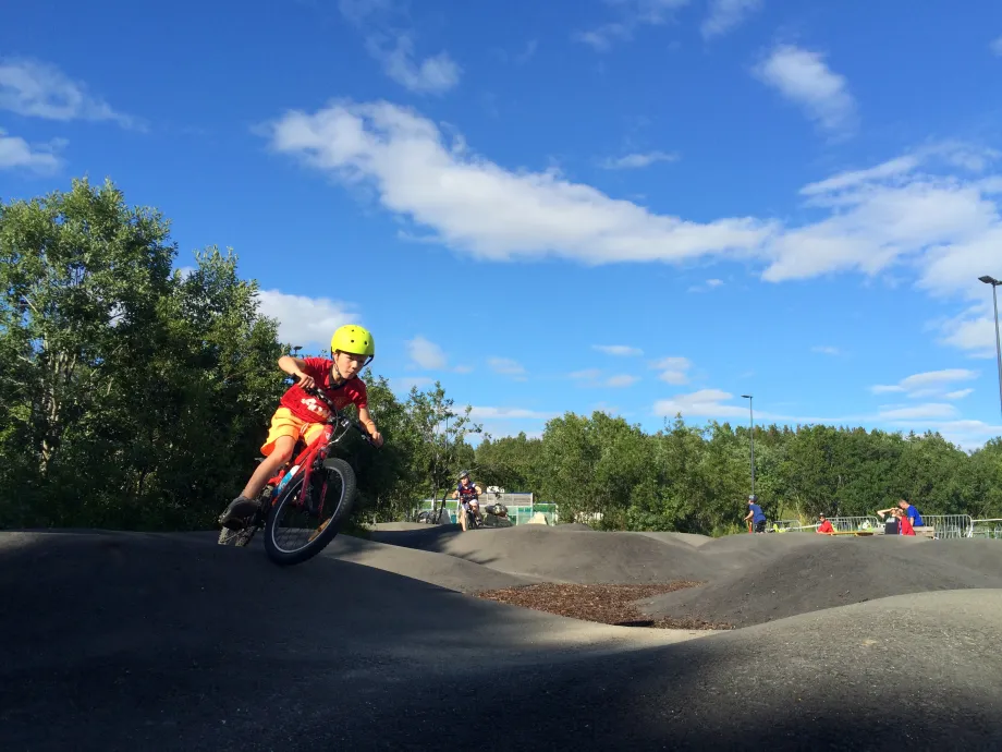 Gutter sykler i pumptracken p&aring; Charlottenlund aktivitets- og friluftspark