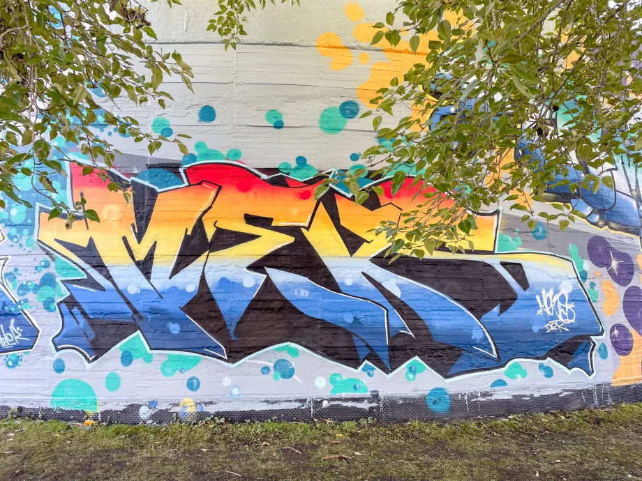 Forh&aring;pningen trykkbasseng dekket av gatekunst