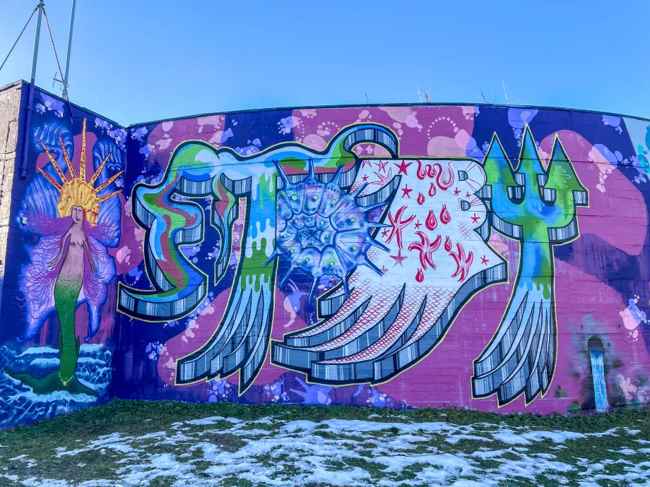 Forh&aring;pningen trykkbasseng dekket av gatekunst