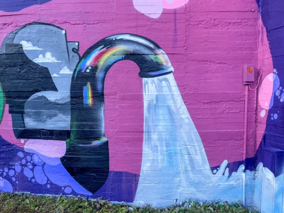 Forh&aring;pningen trykkbasseng dekket av gatekunst_5
