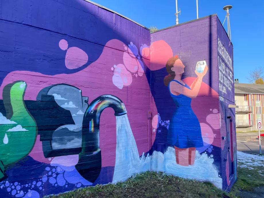 Forh&aring;pningen trykkbasseng dekket av gatekunst_6
