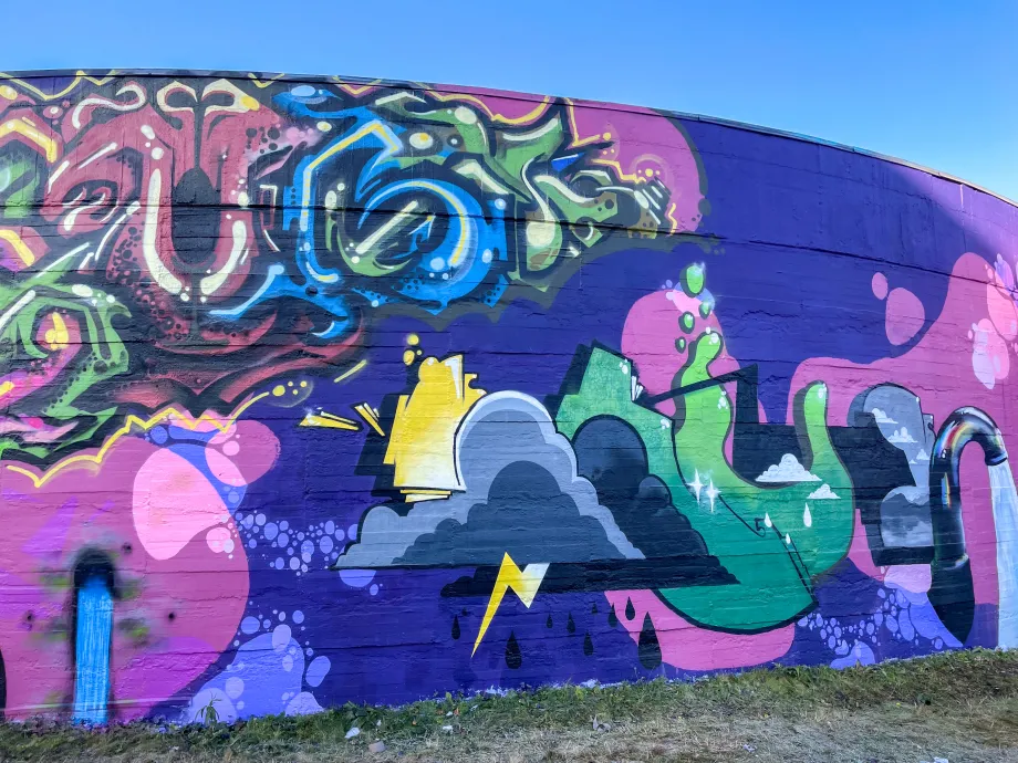 Forh&aring;pningen trykkbasseng dekket av gatekunst_7