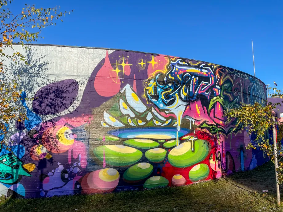 Forh&aring;pningen trykkbasseng dekket av gatekunst_8