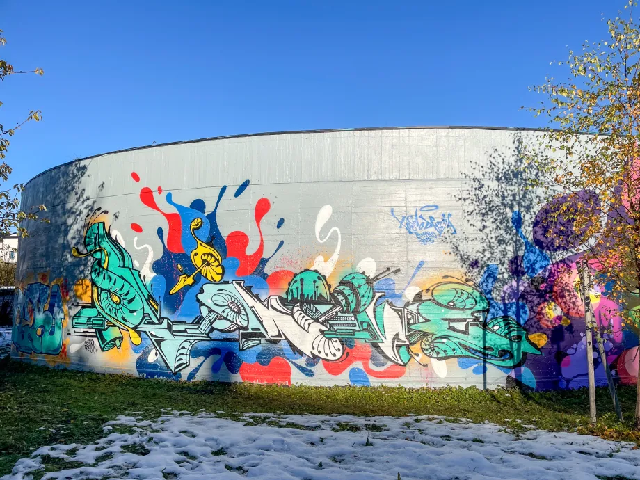 Forh&aring;pningen trykkbasseng dekket av gatekunst_9