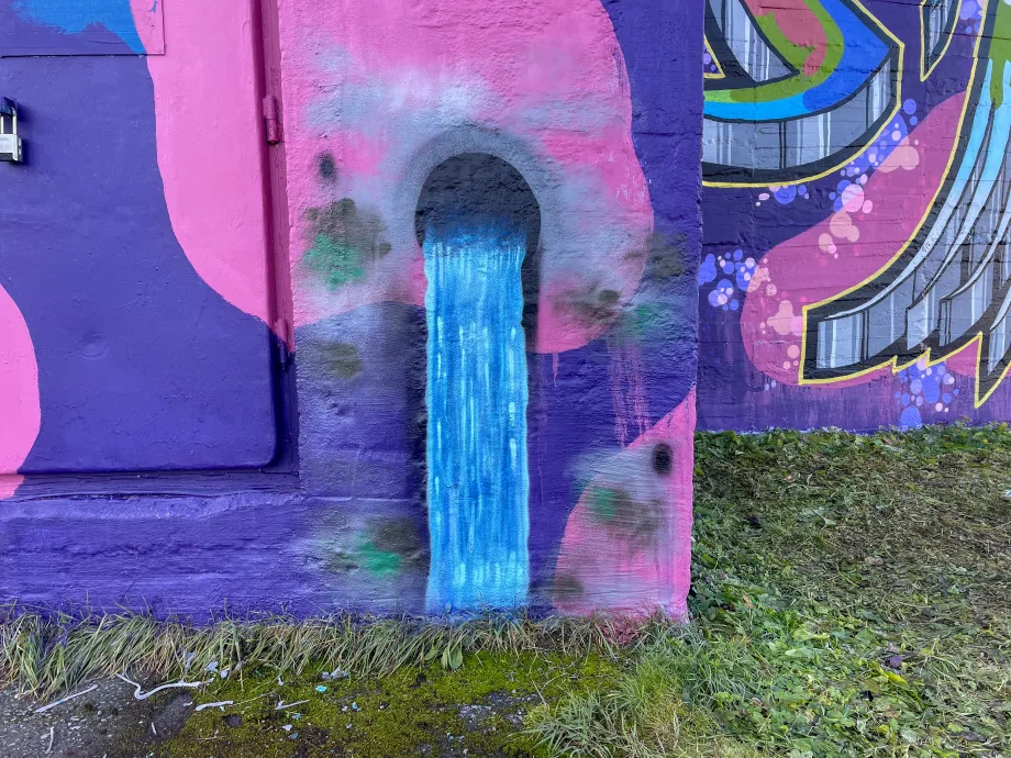 Forh&aring;pningen trykkbasseng dekket av gatekunst_3