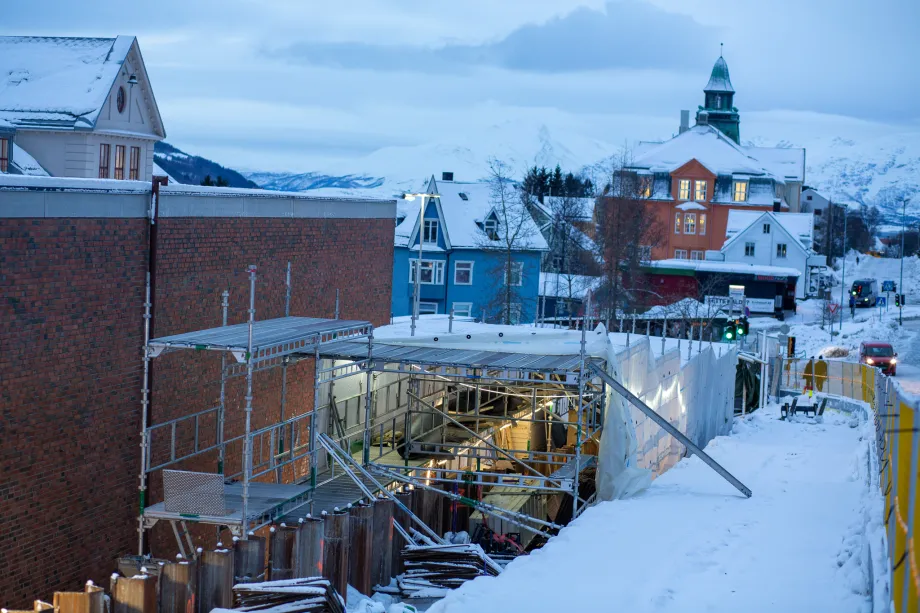 Viser telt rundt anleggsområde ved Gyllenborgbrua