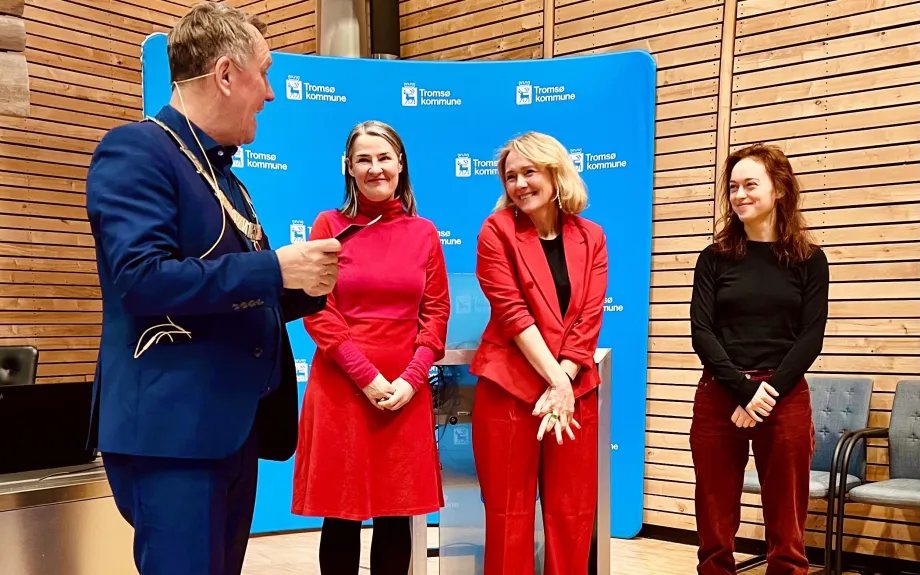 Ordf&oslash;rer Gunnar Wilhelmsen sammen med tre representanter for Kulturnatta.