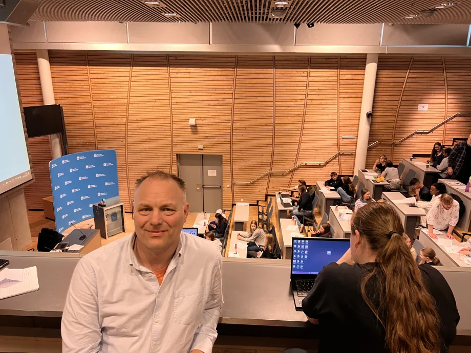 Leder i oppvekst- og utdanningsutvalget Pål Julius Skogholt deltar på barnas- og ungdommens kommunestyremøte