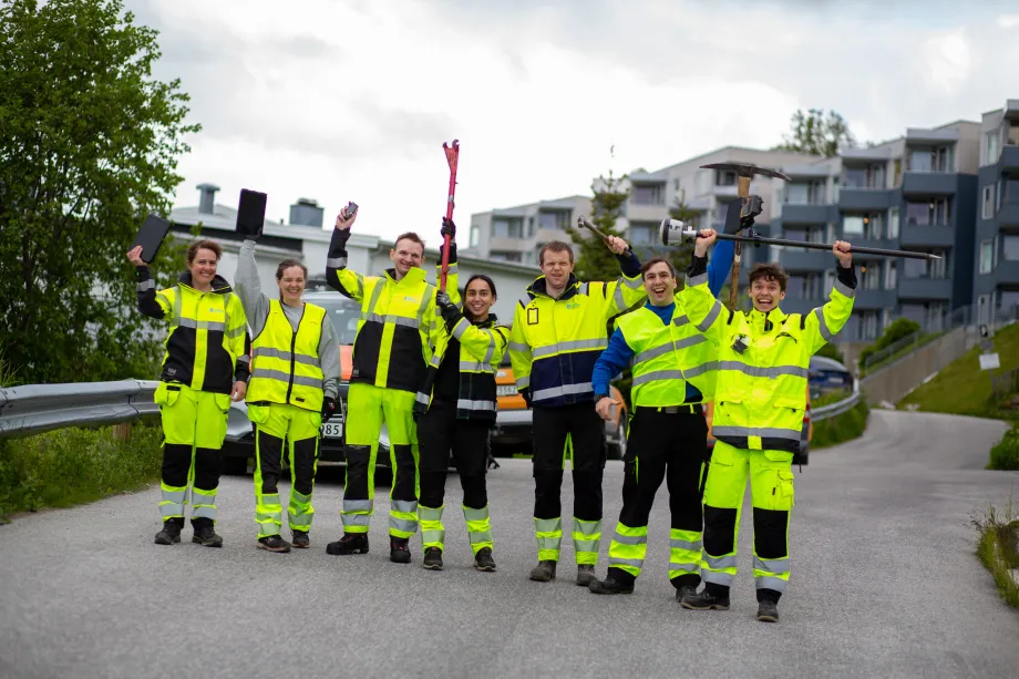 Viser ingeniørstudenter på jobb utendørs i Tromsø