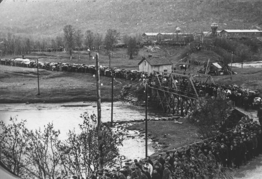 Begravelsesf&oslash;lge Tromsdalen fangeleir etter Arn&oslash;y-tragedien