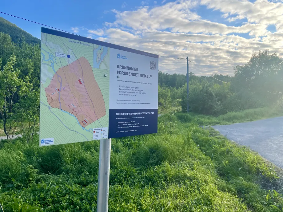 Skilt med anbefalinger for bruk av det forurensede omr&aring;det ved skytebanen i Tromsdalen.