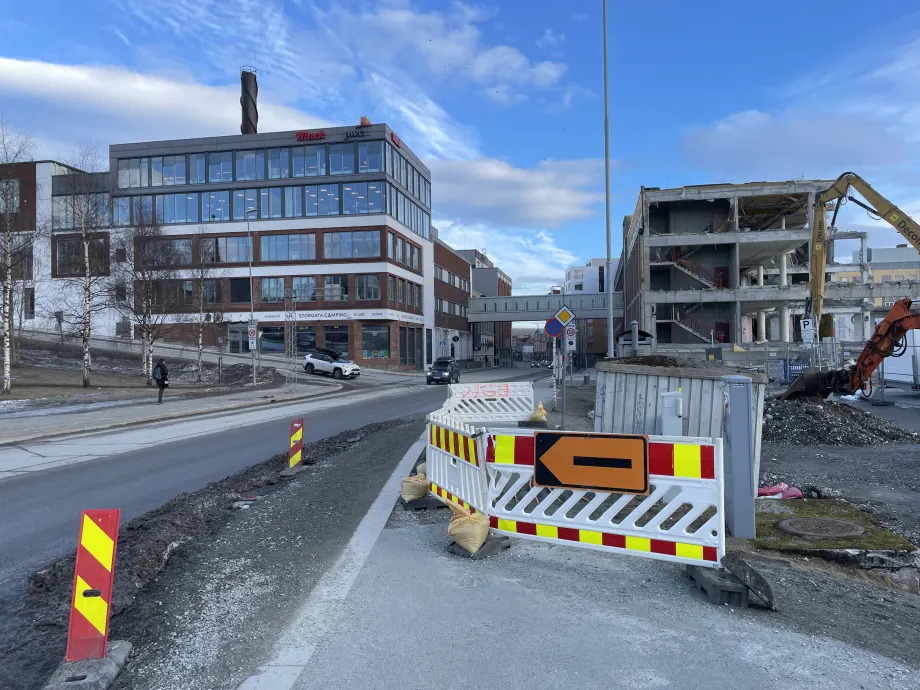 Rivningsarbeid p&aring;g&aring;r p&aring; Mack &Oslash;st rett ved Storgata. 