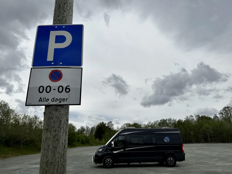 Bildet viser en bil som st&aring;r parkert p&aring; en innfartsparkering.