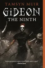 En tegning/maleri av en person i svarte klær og med kort, rødt hår. Ansiktet på karakteren er malt som et dødningehode, og hen har solbriller på. Illustrert bokforside med tittelen Gideon the Ninth.
