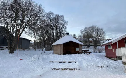 &Aring;sland barnehage grillhytta p&aring; uteomr&aring;det en vinterdag med sn&oslash; og bl&aring; himmel