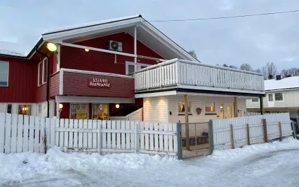 &Aring;sland barnehage sett utenfra en skyet vinterdag