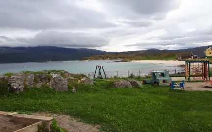 Trondjord barnehage uteomr&aring;de med husker og sandkasse en sommerdag i fj&aelig;ra