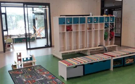 Vikran barnehage inneomr&aring;de med garderobe, lekematte og bokkasser
