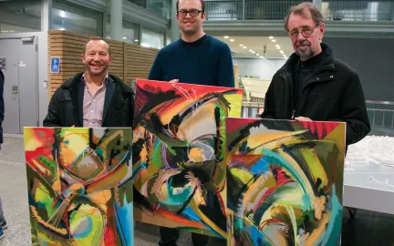 Prisvinnerne Bernt Bj&oslash;rn i RadArt, skiltmaler Kristian Gundersen og Leif Arneberg poserer for fotografen med hvert sitt maleri som de fikk under prisutdelingen.