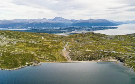 Amundvannet med Troms&oslash;ya i bakgrunnen.
