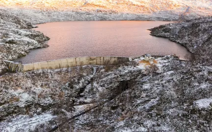 Viser dammen p&aring; Damvatnet i Simavika p&aring; Ringvass&oslash;ya.