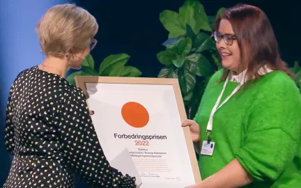 Helse- og omsorgsminister Ingvild Kjerkhol overrekker forbedringsprisen 2022 til Ellen Riksvold i Troms&oslash; kommunes hjemmetjeneste