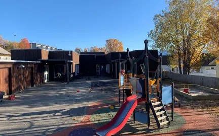 Uteomr&aring;de Polarm&aring;sen barnehage med sandkasse og klatret&aring;rn