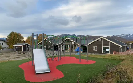 Polarm&aring;sen barnehage - lekeomr&aring;de ute