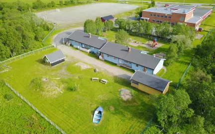 Dronebilde av Straumsbukta barnehage en sommerdag