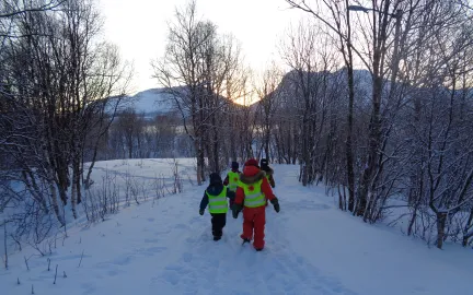 Barn p&aring; tur i vinterskogen