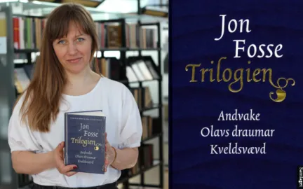 Kvinne med langt, lysebrunt h&aring;r smiler mot kamera. Hun holder en bl&aring; bok. Til h&oslash;yre for bildet, er et utsnitt av boka Trilogien av Jon Fosse