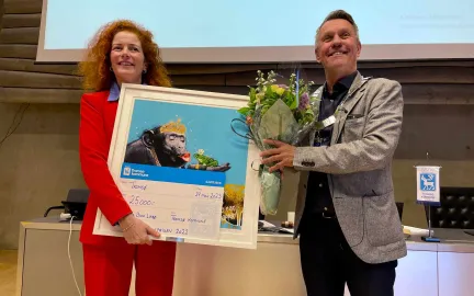 Rebekka Brox Liab&oslash; mottok kommunens likestillingspris av ordf&oslash;rer Gunnar Wilhelmsen.