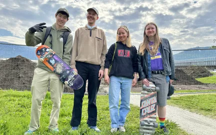 To jenter og to gutter med skatebrett